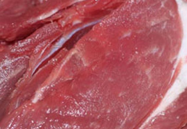 Etleri renklerine gre karlatrarak ne eti olduunu anlamak mmkndr. At eti tam krmz renge sahip deildir. Dardan bakld zaman cieri andracak koyu kahverenginde olduu grlyor.  