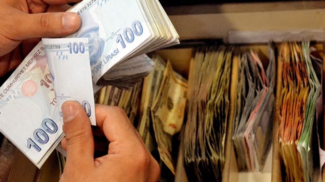                                                                 Bursa�daki bir fabrikada pres operat�r� olarak �al��an i��i, i�veren taraf�ndan tazminat �denmeden kap� �n�ne konuldu. 7 y�l emek verdi�i fabrikadan haks�z �ekilde at�ld���n�n �okunu ya�ayan i��i, Bursa 3. �� Mahkemesi�ne dava a�t�.                                                        