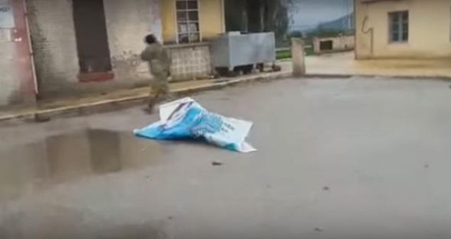 Grntlerde terr rgt eleba calan'n posterleri SO birlikleri tarafndan duvarlardan sklyor.  