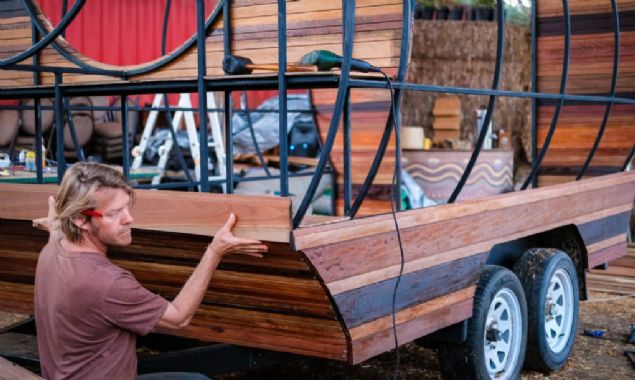   Alt haftada tasarlanan ve sadece 8 bin dolara mal olan karavann orta st ksm brandayla kapl ve istenildiinde alabiliyor. 