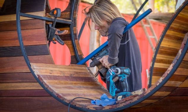   Avustralya'da yaayan Steve Areen, eski bir deirmenin malzemelerini kullanarak tasarlad karavan kendine hayran brakt.     