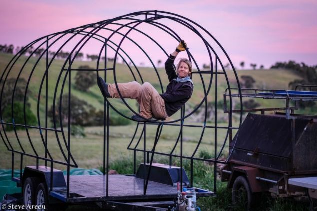   Eski malzemeleri kullanarak inanlmaz bir karavan yapmay baard.     