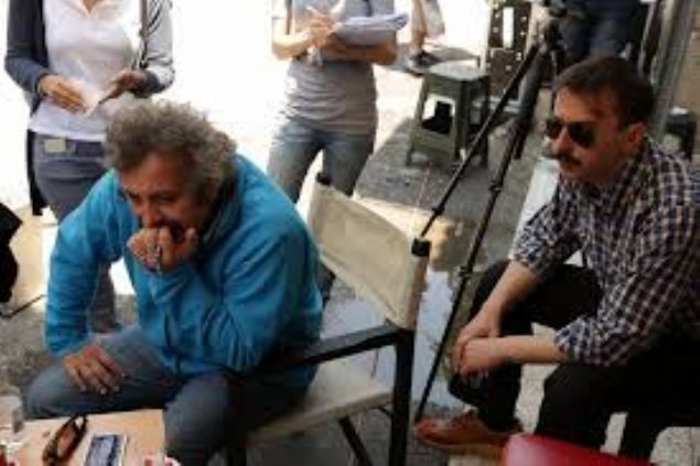 F�LM�N KONUSU; Belediyede temizlik hizmetlerinde g�revli olan R�za, annesine son derece d��k�nd�r. Bu d��k�nl���, �ok istemesine ra�men evlenip bir yuva kurmas�na da mani oluyordur.   