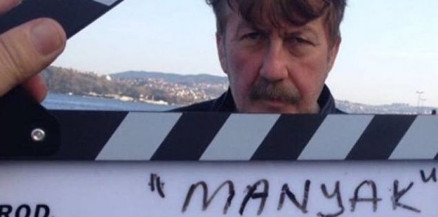 Kar�� apartmana ta��nan Serpil adl� �ocuklu ve dul bir kad�n�n hayat�na girmesiyle, R�za�n�n evlilik hayalleri yeniden alevlenir, fakat bir yandan da su�luluk duygusu gittik�e art�yordur. �yle ki, bir s�re sonra ger�ek hayatla ba�� iyice kopmaya, annesine daha da ba�lanmaya ba�lar. R�za art�k annesinin �ld���n�n bile fark�nda olmadan onunla ya�amaya devam ediyor, bir yandan da umutsuzca Serpil�le ili�ki kurmaya �al���yordur. Haber: internethaber   