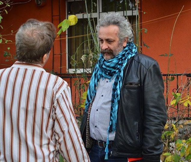 'Ger�ek Kesit: Manyak' filminin ba�rol�nde, 'Ger�ek Kesit' yap�m�nda 'Sar� B�y�k' karakterini canland�ran ve bir�ok b�l�m�n senaryosunu yazan Cahit Ka��k��lar yer al�yor.   