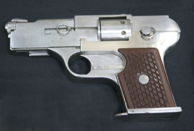 Tolstopyatov etesi Rusya genelinde 14 saldr dzenledi, iki sivili ldrd ve  kiiyi yaralad.    <br><br>    Tolstopyatov tarafndan yaplan el yapm tabanca        