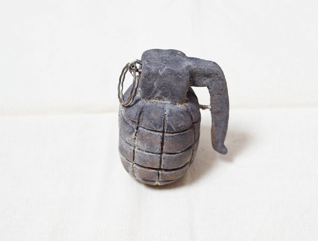        1992 ylnn ubat aynda, yedi sulu St. Petersburg'un Kresty Hapishanesinden ekmekten yaplan el bombalarn kullanarak firar etti. 40 gramlk bir TNT parasyla dolu, sahte boyal ve gerek bir el bombas ss verilen bomba, cinayet sulamalarndan tutuklu bulunan tutuklu hrsz Yuri Perepelkin tarafndan yapld ortaya kt . Firari mahkumlar ksa sre iinde yakaland. Haber: star.com.tr          