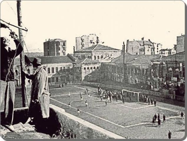   Taksim Stadnda ilk radyo naklen yayn 1933te elebizade Sait Bey tarafndan gerekletirilmi. Fotorafta Taksim Stadnn kladan kalma duvarlarnn stnde radyo hatt eken grevliler grlyor. ( an Gezi Park'nn olduu yer)     