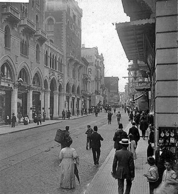   stiklal caddesi / o zamanlar grand rue de Pera.. 1910'lar..      