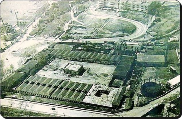   Dolmabahe, Saray ahrlar ve gazhane 1930'lar (u anda Vodafone Arena Stad'nn olduu yer)     