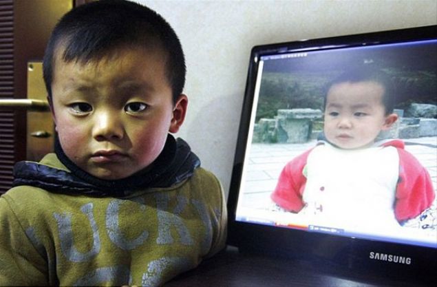    kiz kardelerin ocuklar da birbirlerine olan benzerlikleri ile dikkat ekiyor.       