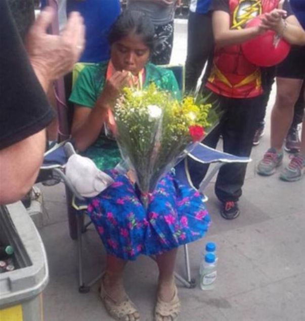   Ramirez, zorlu maratonu spor ekipmanlar olmadan gnlk yaamda giydii tirt, etek ve yerel kadnlarn kulland trden terlik benzeri lastik ayakkablarla nde tamamlayarak birinci oldu.         