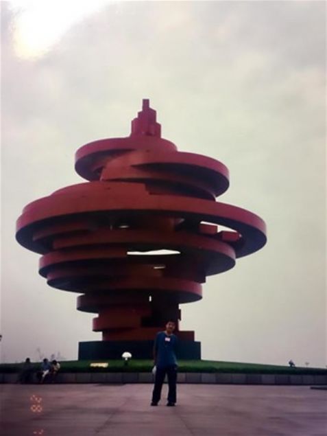  Ye: 'Kaynvalidemin evindeydik, ikizlerin bana m yoksa ona m daha ok benzediini anlayabilmek iin Xue'nin kklk fotoraflarna bakyordum. Bu fotorafn kesinde kendimi grdm ve dedim ki 'Bu benim!' Eimin Qingdao'ya daha nce gittiini biliyordum. Ama o zamanlar tanmadmz iin bu konu zerine dnmedik' diye konutu.          