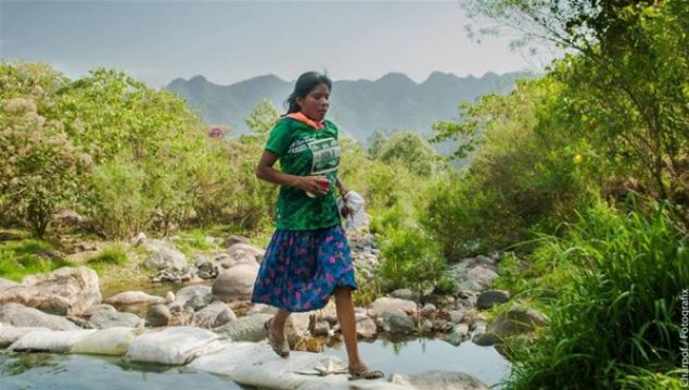   Meksika yerlilerinden Maria Lorena Ramirez, gnlk kyafetleri ve terlik benzeri lastik ayakkablaryla yart 12 lkeden 500 atletin katld 50 kilometrelik ultramaratonun ampiyonu oldu.        