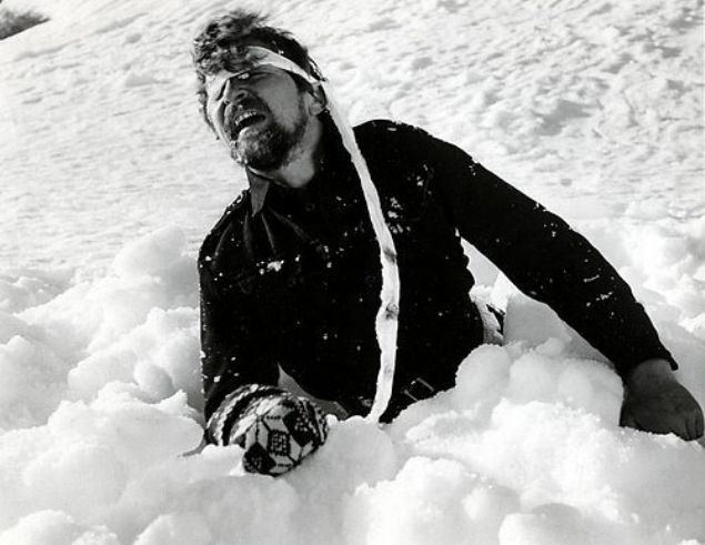    Jon Baalsrud - 1943 Norve dalarnda tek bana iki ay1943'te Norve'e yelken at. Naziler tarafndan tuzaa drld.  Buz gibi denizde yzerek kyya ulaan Baalsrud'un inanlmaz hikayesi sonra balar. Kyya kp, nazilerden saklanarak dalarda ilerlemeye alan Baalsrud tam 2 ay boyunca doada karn iinde yaar, souk temelli kangren ve kar krl yaar. Zaman zaman kan zehirlenmesi olmamak iin aksyla bacaklarndaki kan boaltr. En sonunda bir kulbe bulup snr. Kan zehirlenmesi olduunu dndnden ve kangreni engellemek iin kr bakla ayak parmaklarnn 9'unu keser. Snd kulbenin Norve'li sahipleri tarafndan sve snrna braklr ve hayat kurtulur.       