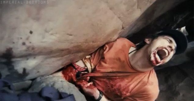     Aaron RalstonHayat filme de konu oldu. 2003 ylnda kanyonda trmanrken kolu kayann altnda kald. 5 gn boyunca bulunduu yerden kprdayamad. Daha sonra kendi kolunu keserek kurtuldu.      