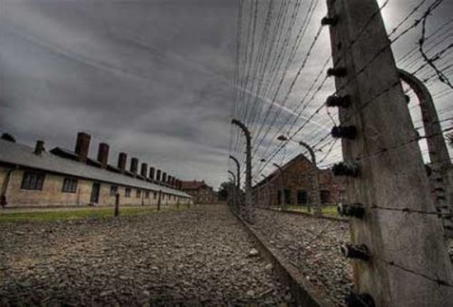     Slavomir Rawicz1940 ylnda Sibirya'da tutulduu hapisten kat. Donmu tundray ve Gobi l'n tek bana geerek Hindistan'a kadar ulat.      