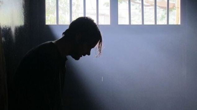     John McCainABD senatr Vietnam'da esir dt. 5 buuk yl boyunca hapishanede ikence grd. Bunun 2 yln tek kiilik hcrede geirdi.      