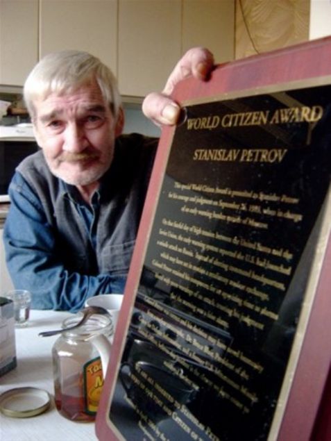     2004 ylnda San Francisco'da faaliyet gsteren Association of World Citizens kurumu Rus komutana 'Dnya Vatanda' dln vermi, 1000 dolarlk da sembolik bir deme yapmt.       