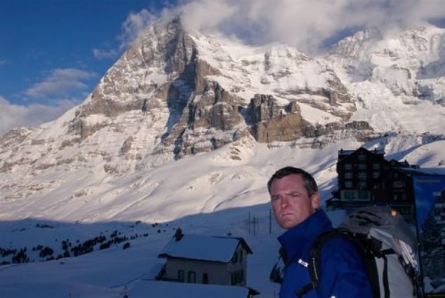     Joe SimpsonDa trman yaparken dt ve ayan krd. Tam 8 kilometre boyunca dayanlmaz acsna ramen srnerek ilerledi. 3. gn kurtarld.      