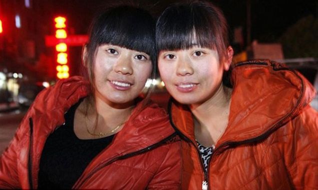    Doduktan sonra, ayr ailelere verildiklerini renen ikiz kardelerin ilgin hikayesi bunlarla sonlanmyor.       