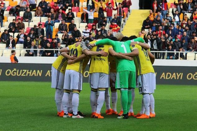 Spor Toto Sper Lig'in 26'nc haftasnda Fenerbahe, sahasnda Galatasaray' konuk edecek. Cumartesi gn oynanacak derbi karlamas ncesinde Fenerbahe'de 10 oyuncu Kadky'de Galatasaray derbisi heyecan yaamad. 