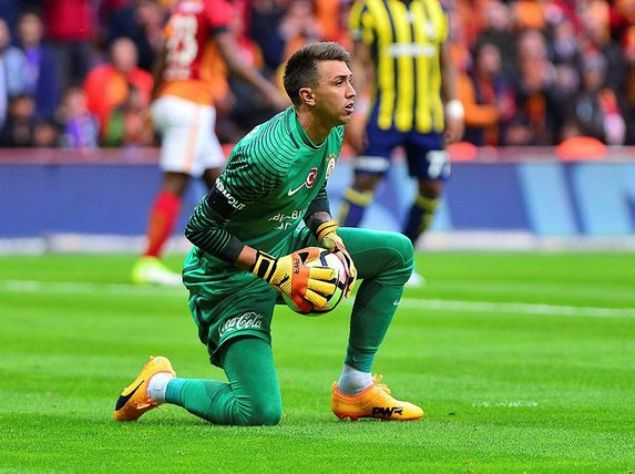                                                                 Fenerbahe'ye konuk olacak olan Galatasaray'da Fernando Muslera hari tm yabanc oyuncular ilk kez lker Stadyumu'nda Galatasaray formasyla sahaya kacak.                                                          