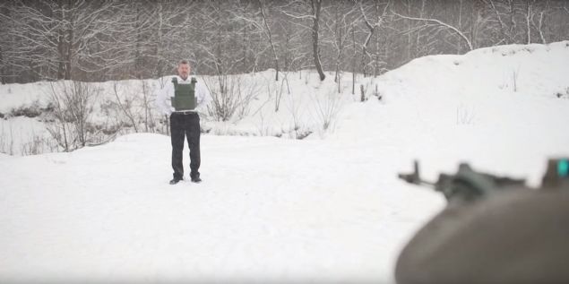 Hatta yakn mesafeden ate edilmesine ramen, gl silahn mermilerindeki enerji Nalyvaikoyu yerinden bile kprdatamad. (Hrriyet) 