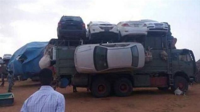   Kamyon kasas�na 7 arac� ayn� anda y�kleyip ta��mak.        