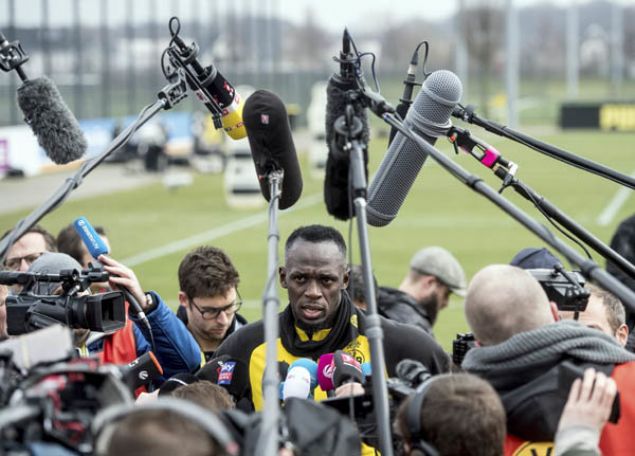                                                                 Bolt, antrenman�n ilgili oda�� olup son derece ne�eli g�r�nt�ler verirken medyaya yapt��� a��klamalarda da kendisini �vmekten geri durmad�. Jamaikal� eski sprinter, kendisini Lionel Messi ve Cristiano Ronaldo ile kar��la�t�rd�.                                                       