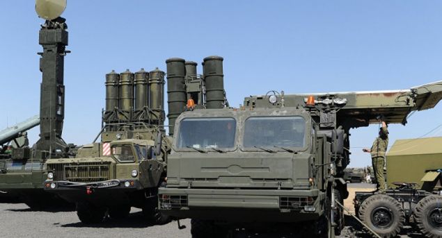                                                                 TEKN�K �ZELL�KLER�N KAR�ILA�TIRILMASI  <br><br>  S-400:  <br>  Aerodinamik hedefleri vurma menzili:  <br>  >250 km                                                           