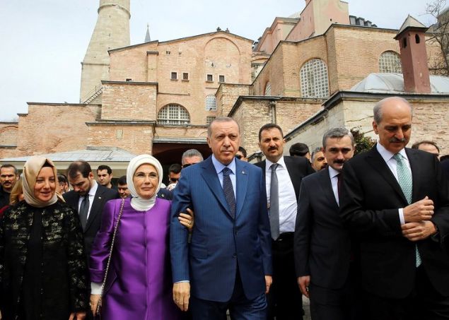                                                                 Tabii burada temel skntnn bir dnem lkemize hakim olan zihniyet olduunun farkndayz. Trkiye uzun yllar sanat, kltr ve tarih deyince sadece belli bir dnemi, belli bir kalb esas alan ksr ve dar bir bak asnn esiri olmutur. Bizans'tan ok Bizans, Bat'dan ziyade Batc ama her halkarda milletin deerleriyle kavgal bu zihniyet, ecdadn bize brakt mirasn kymetini de ne yazk ki bilememitir. Tarihi camilerin bir ksm mzeye, aynen buras gibi, bir ksm depoya, maalesef bir ksm da ahra evrilmitir.' eklinde konutu.                                                           