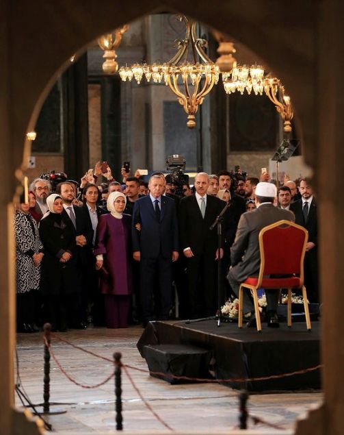                                                                 Genelde sergiler ve bienaller kapal mekanlarda icra ediliyordu. Sanat eserlerini drt duvarn bouculuuna hapseden bu anlay, estetii ldrmenin yannda, ou zaman eserlerin geni kitlelere ulamasna da mani oluyordu. Oysa stanbul gibi, her kesi ayr bir medeniyetin, farkl bir kltrn eserleriyle dokunmu kadim bir ehrin, bizatihi kendisi sanat galerisidir. Hayatn dadas iinde sakinleri tarafndan fark edilmese de bu ehrin, zellikle tarihi yarm adann tamam devasa bir ak hava mzesidir.'                                                           