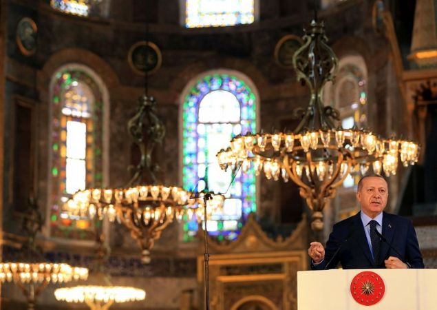                                                                 Bunun dnda asrlardr bu topraklara ait olan, bize zg, milletimize has birok sanat daln ise maalesef hibir deer vermemek suretiyle yok farz etmilerdir. Daha da vahimi kendi mecrasnda bir eyler yapmaya alan, rn veren, topluma yeni eserler kazandran sanatlarmz da telenmi, dlanm, ademe mahkum edilmitir.'                                                           