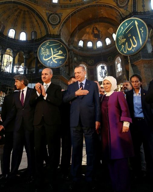                                                                 'Kendi Mehmediyle, Mehmetiiyle onur duyan sanatlarmza bunu yaptlar. O zaman sanatlarmz nasl lin ettilerse, bugn de ayn ahlakszl, ayn haydutluu sergilediler. Sanatlarmzn, lkemiz iin canlarn hie sayan Mehmetiklerimize moral vermesine dahi tahamml gsteremediler. Gnlerce ilerinde biriktirdikleri kin, nefret ve husumeti, gazete kelerinden, televizyon ekranlarndan, sosyal medya hesaplarndan ortala boca ettiler. Srf yerli ve milli bir duru sergilediler diye askerlerimize moral verdiler diye o sanatlarmza edilmedik hakaret brakmadlar.                                                            