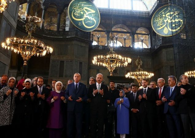                                                                 Cumhurbakan Recep Tayyip Erdoan, 'Daha urada 19. asrn balarnda 5 milyon kilometrekare bir alana sahiptik. Bu kadar ksa zamanda 780 bin kilometrekareye dtk. Kimse bunun hesabn sormuyor. 'Nasl oldu da buraya geldik?' demiyor. Bundan sonras bizim iin ok hassas. ok dikkatli olmaya mecburuz.' dedi.                                                           