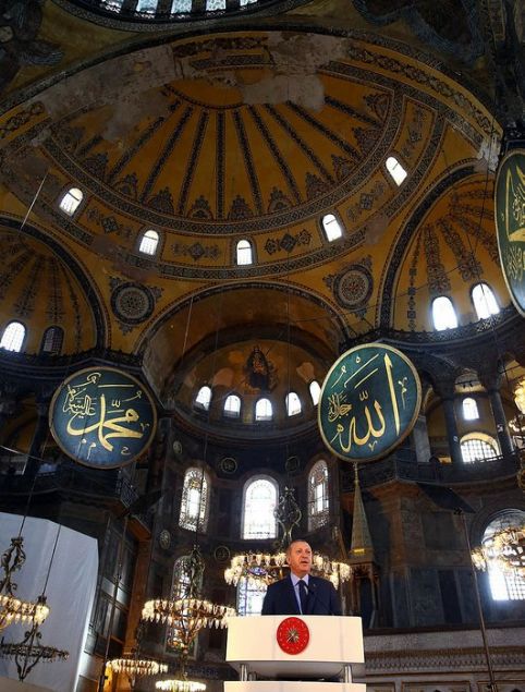                                                                 Ecdat mirasnn kati bir tasfiyeye tabi tutulmas gerektiini yine bizzat kendileri ifade etmitir. Ne yazk ki bu sakat anlaytan slam sanat eserleri de nasibini almtr. Kur'an- Kerim eitiminin dahi ancak gizli sakl yaplabildii o gnlerde hat, ebru, tezyin, tezhip gibi slam sanatlar da yok saylmtr. Gelenekli sanat dallarmz yerine belli bir ideolojiyi ve dnya grn yanstan sanat dallar ikame edilmeye allmtr. Sanat ve sanat kavram son derece s bir biimde deerlendirilerek sanat yalnzca ada sanatlardan ibaret grlmtr.                                                            