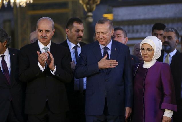                                                                 Cumhurbakan Recep Tayyip Erdoan, 'Bizim geleneimizde sanatkar, tabiatta Allah'n gzelliini gren ve bu gzellii taa, kada, ahaba, demire ileyendir. Medeniyetimizdeki her bir sanat eserinin gzellii, zarafeti yannda, bize kulluumuzu bu dnyadaki asl varolu gayemizi de hatrlatmasnn srr ite budur.' dedi.                                                           