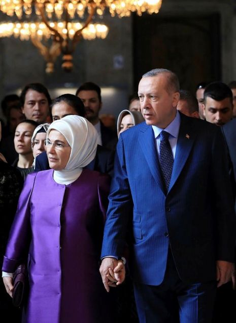                                                                 Cumhurbakan Erdoan, Cumhurbakanl himayelerinde, Fatih Belediyesi ve Klasik Trk Sanatlar Vakf i birliiyle Anadolu Ajans'nn global iletiim ortaklnda Ayasofya Mzesi'nde dzenlenen 'Yeditepe Bienali'nde yapt konumada, bienalin sanat dnyas, lke ve millet iin hayrl olmas dileinde bulundu.                                                           