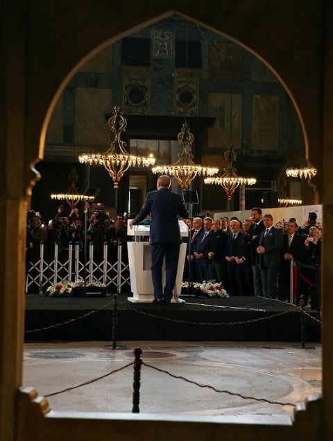                                                                 On yllar boyunca kltr ve sanat alanna hakim olan, adeta buray kendi arka baheleri gibi gren zmrenin tahakkmne son verdik. Ayn eyi Ankara'da yaptk. Cumhuriyet tarihi boyunca bir tane eser ortaya koyun ya, bir tane fiziki mekan ortaya koyun, bir tane fiziki mekan ortaya koyamadnz. Demek ki bunlar bizi beklediler. Biz geldik, bu eserleri biz yapyoruz ve daha da yapacaz. 81 vilayetimize yapacaz, irili, kkl yapacaz. Niye? Sanat olmayan bir milletin evet, ah damar kopmu demektir.'                                                            