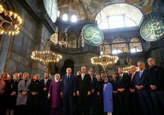                                                                 Etkinliin gerekletirildii mekandan dolay heyecanl ve duygusal olduunu dile getiren Erdoan, 'yle zannediyorum ki bu muhteem, muhteem olduu kadar mbarek atnn, kubbenin altnda konumak, hele hele garip asrlardan sonra konumak baya zor. Birok duygusall da beraberinde getiriyor. Bugn burada byle bir Yeditepe Bienali'nin yaplmasn gerekten ok anlaml buluyorum.' diye konutu.                                                            