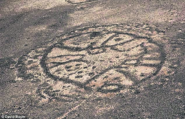  VOLKANK BLGELERDE NA EDLM  <br><br>    Aada duran biri, orada bir ekil olduunu anlasa bile, ekli tanyamaz. Tam ekli grmek iin ge ykselmesi gerekiyor. Buralarda yaayan tarih ncesi insanlarn, byle bir ina iine niin ve nasl kalktklar tam bir gizem. rdn'de karmak tekerlek yaplarna rastlarken, Suudi Arabistan'da daha kk ve basit emberler ile dzgn genlere rastlyoruz.     