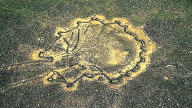  BU EKLLER NEDEN YAPILDI?    <br><br>    Peki, bu ekiller ne zaman ve kimler tarafndan ina edildi? Nasl byle byk bir alana yayldlar? OSL (optically stimulated luminescence-optik uyarmal lminesans) teknii ile rdn'deki Wadi Wisad lndeki iki tekerlek stnde yaplan tarihlendirme incelemesi artc bir sonu ortaya karyor. ekiller bundan 8 bin 500 yl nce, yani M.. 6500 yllarnda ina edilmiler. Bu da Gney Amerika'da yer alan ve bu ekillere benzeyen Nazca izgilerinden 6 bin yl daha eski olduklar anlamna geliyor. Bu iki tekerlekten biri 5 bin 500 yl nce, yani ina edildikten 3 bin yl sonra tamir edilip yeniden ina edilmi. Bu da ekillerin en az 30 asr boyunca burada yaayan insanlar tarafndan kullanldn gsteriyor. Bu ekillerin yapld dnemlerde Ortadou, ok daha elverili bir iklime sahipti ve tarma uygundu. Ancak ne yazk ki bu medeniyetler hakknda fazla bir bilgimiz yok. Peki, bu ekillerin yaplma amac neydi? Uurtmalar olarak anlan ekiller iin bu sorunun cevabn biliyoruz: Avclk. Birka kilometre uzunlua ulaan bu ta uurtmalarn birleen kollar, kovalanan ya da doal bir ekilde bu uurtmann iine giren ceylanlarn kmaz sokaa varp hapsolmalarn salyor.     