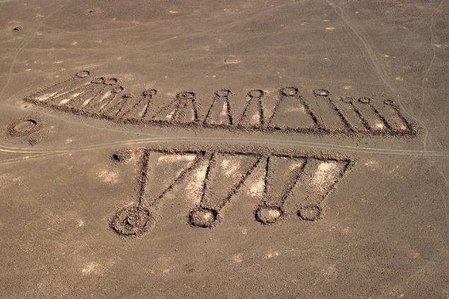  Suriye, rdn, Suudi Arabistan, hatta ksmen Sina yarmadas ve Filistin'i de kapsayan Ortadou corafyasnda, havadan grlen ok sayda ilgin ekil mevcut. Talarn dizilmesi ile oluturulan bu ekillerin bir ksm uurtmalara benzerken, dier bir ksm tekerlek, gen ve karelere benziyor. zellikle tekerlekler olarak bilinen, daire ve iinde izgilerden oluan ekiller artc derecede hassasiyetle ina edilmiler. Uurtmalar birka kilometre uzunlua ularken, tekerlekler 25 metre ile 70 metre aras mesafeleri buluyor. ekiller ounlukla bazalt talarn ylmas ile oluturulmu. ekillerin bir ksm, Arap bedeviler tarafndan 'eskilerin ileri' ismi ile bilinse de ou sadece havadan uak ya da Google Earth araclyla kefediliyor. Modern bilim literatrne 1927 ylnda blge zerinde uan Percy Maitland tarafndan fark edilmeleri ile giriyorlar. Ancak 2010'lardan nce ciddi bir ekilde incelenmiyorlar. Hatta hl ounlukla grmezden geliniyorlar.         