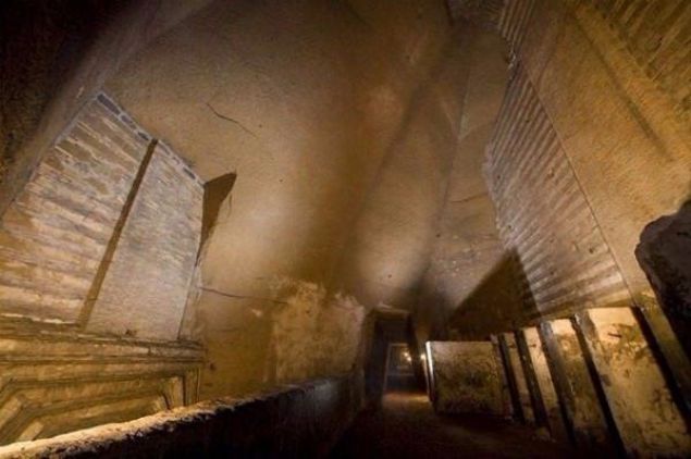   Ayr�ca evsizler de bir d�nem burada bar�n�yor, sevgililer burada bulu�uyordu. 1950'ye kadar �yle ya da b�yle kullan�lan Galleria Borbonica 1950'lerde terkedildi ve unutuldu.      