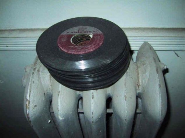    Plaklar�n �zellikle koleksiyonerlerin ilgi g�sterdi�i nadir bulunan Elvis Presley ve Beatles orjinal plaklar� oldu�u ortaya ��kt�. Bu s�rpriz kar��s�nda �a��ran aile bu anlar� foto�raflayarak internette yay�nlad�.     