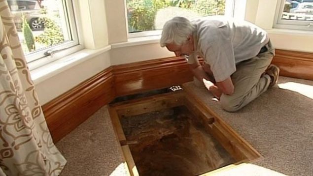    �ngiltere'nin Plymouth �ehrinde bir �iftin, y�llard�r oturma odalar�ndaki koltu�un alt�nda 16'nc� y�zy�ldan kalma bir t�nel saklad��� ortaya ��kt�.     