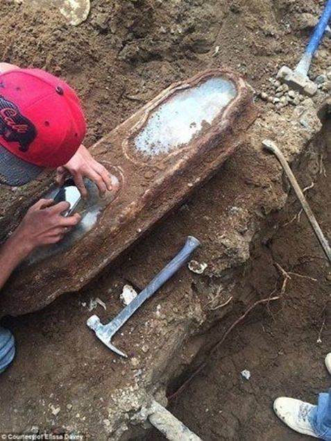    ABD'nin San Francisco kentinde, in�aat i��ileri kazd�klar� bir evin alt�nda bronz ve camdan yap�lm�� bir tabut buldular.     