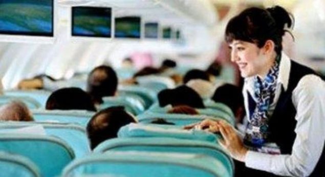     Hostesler yemek servisi iin geceyi beklemeyi tercih edebilir. Bylece hem daha fazla insann uyuduu saatlere gelinir ve bu sayede i yk daha azdr.      