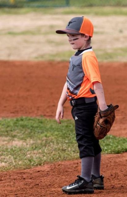  Dylan di�er �ocuklardan farkl� oldu�unun fark�nda. �nsanlar s�k s�k yolda durdurup ona hangi hastal��a sahip oldu�unu soruyorlar. Dylan b�yle do�du�unu s�ylemekle yetiniyor.   